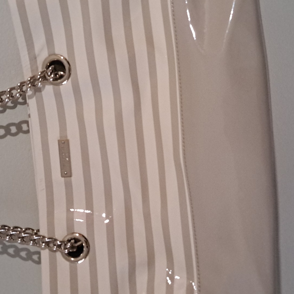 Kate Spade Elegant Beige Striped patent leather Handbag - Picture 2 of 10